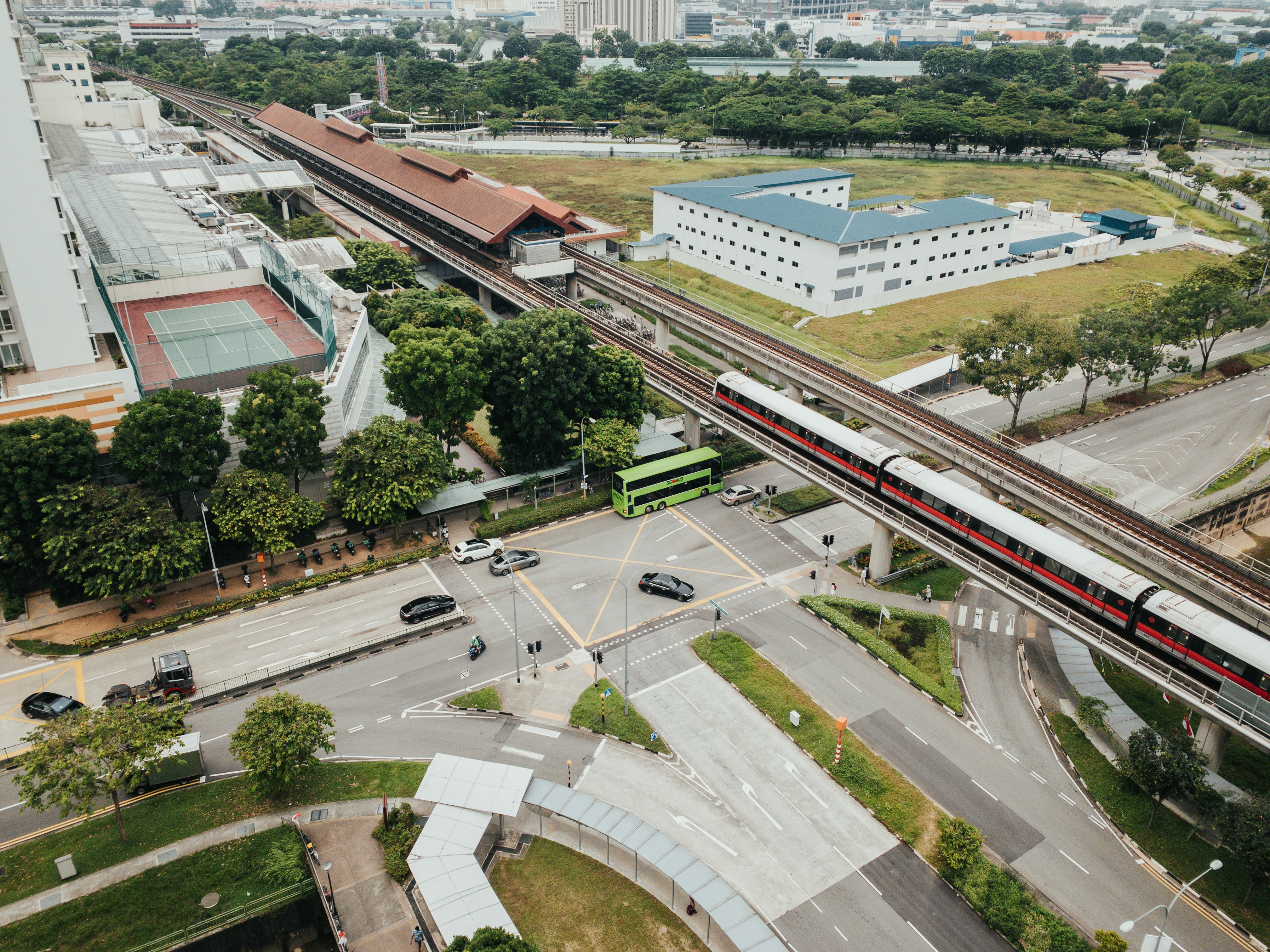 Imagem ilustrativa exibindo rodovia e ferrovia