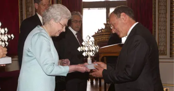 Tim Berners-Lee recebendo congratulação da rainha Elizabeth II